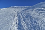 19 Calzando ramponi salgo la cresta sud-ovest su neve dura 